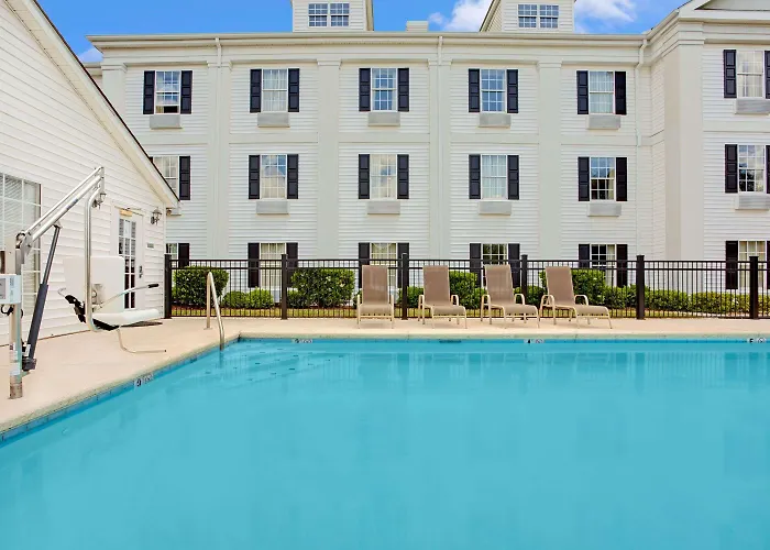 Baymont By Wyndham Pearl Hotel